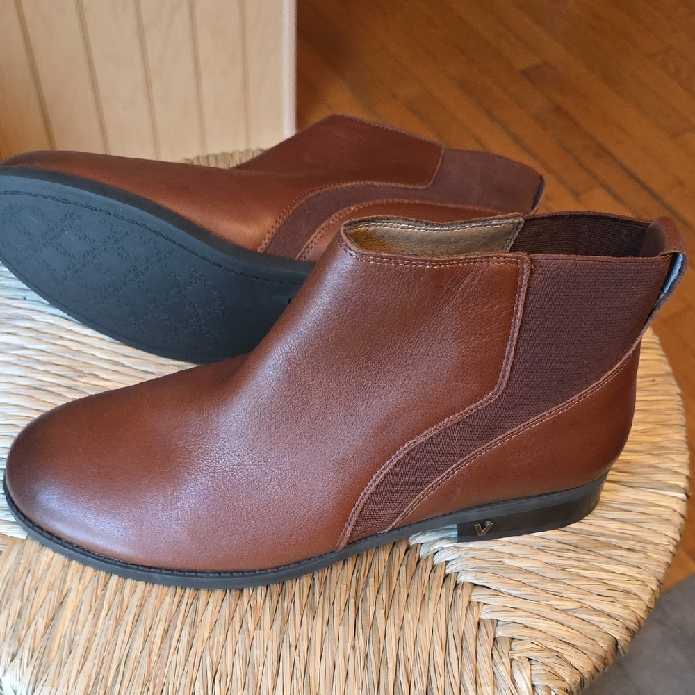Vionic County Thatcher Leather Ankle Booties new condition